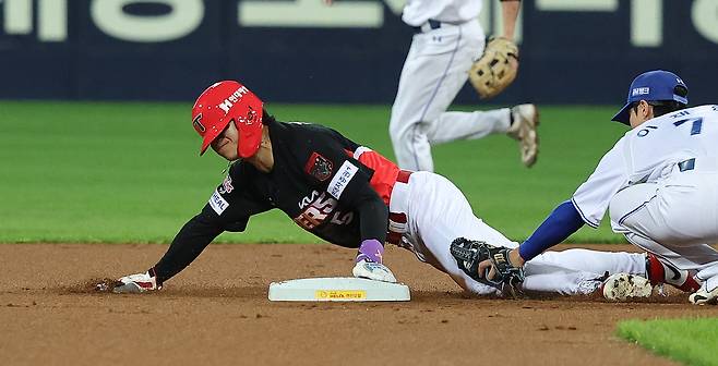 26일 대구 삼성라이온즈파크에서 열린 2026 신한 SOL KBO 포스트시즌 플레이오프 1차전 KIA 타이거즈와 삼성 라이온즈의 경기. 1회초 2사 주자 1루 상황에서 KIA 김도영이 2루로 도루하고 있다. 연합뉴스