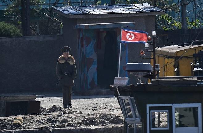 北 군인, 압록강변서 경계 근무 - 김정은 북한 국무위원장이 지난 24일 신압록강대교를 통해 중국 랴오닝성 단둥을 깜짝 방문하면서 북중 간 교류협력 확대 기대감이 커지고 있다. 사진은 지난 25일 단둥에서 바라본 북한 신의주 압록강변에서 북한 군인이 경계 근무를 서는 모습. 단둥 AFP 연합뉴스
