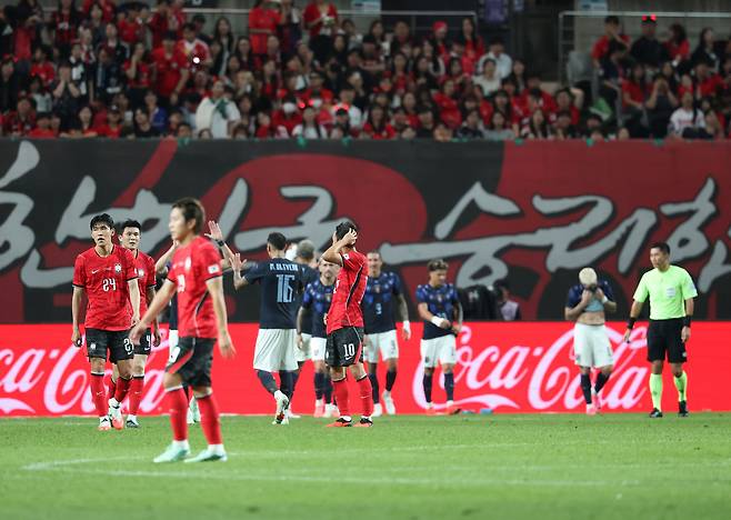 한국 축구대표팀 선수들이 지난 9월 28일 서울월드컵경기장에서 열린 우루과이와의 평가전에서 기예르모 바렐라에게 세 번째 골을 허용한 뒤 아쉬워하고 있다. 연합뉴스