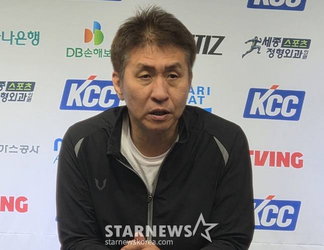 8연승을 달성한 직후 정장이 아닌 옷을 갈아입고 기자회견장에 들어온 김상식 삼성 감독. /사진=박수진 기자