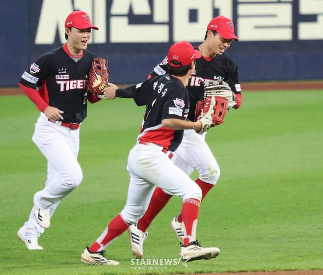 2026 KBO 포스트시즌 플레이오프(PO) 1차전 삼성 대 KIA전이 2일 대구 삼성라이온즈파크에서 열렸다.  KIA 좌익수 박재현(오른쪽)이 7회말 2사에서 삼성 강민호의 안타성 타구를 몸을 날려 캐치한 후 팬들의 박수를 받으며 더그아웃으로 향하고 있다. /사진=김진경 kim.jinkyung@