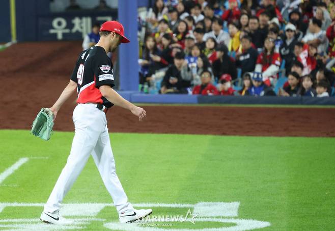 2026 KBO 포스트시즌 플레이오프(PO) 1차전 삼성 대 KIA전이 2일 대구 삼성라이온즈파크에서 열렸다.  KIA 선발 네일이 5회말 1사에서 삼성 박승규에 헤드샷을 던진 후 퇴장당하고 있다. /사진=김진경 kim.jinkyung@