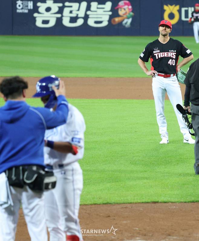 2026 KBO 포스트시즌 플레이오프(PO) 1차전 삼성 대 KIA전이 2일 대구 삼성라이온즈파크에서 열렸다.  KIA 선발 네일이 5회말 1사에서 삼성 박승규에 헤드샷을 던진 후 퇴장당하고 있다. /사진=김진경 kim.jinkyung@