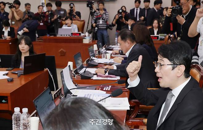 주진우 국민의힘 의원이 26일 국회 법사위 종합국감에서 김혜경 여사 골프 ‘황제 골프 레슨’ 의혹을 제기하며 더불어민주당 의원들과 설전을 벌이고 있다. 박민규 선임기자