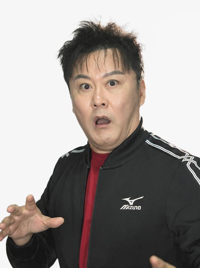 Actor Gong Hyung-jin is returning to the stage after 14 years, overcoming recent controversies.According to reports on the 26th, Gong Hyung-jin has been cast in the comedy play *Pink Truck*, based on the original work by Director Jang Hang-jun.*Pink Truck* is a human comedy based on the original work by Director Jang Hang-jun, who directed the film *The Man Who Lives with King*, which attracted approximately 16.93 million viewers.An encore run will be held at the Starlit Hall in Daehak-ro from November 27 to March 1, 2027. During its initial run, the production was a box office success, selling out for a month. Buoyed by this positive response, an encore performance has been confirmed just six months later.*Pink Truck* depicts the chaotic adventures of three men who have hit rock bottom due to a fraud case and are chasing down the swindlers in a truck selling adult products.It humorously portrays the process of finding human solidarity and hope amidst the bitterness of reality. The charm of the work lies in Director Jang Hang-juns signature witty dialogue, unpredictable plot developments, and the humor arising from the relationships between the characters.In Pink Truck, Gong Hyung-jin takes on the central role of Heo Sang-man, showcasing his signature deadpan acting and heartwarming comedy.Gong Hyung-jin gave a passionate performance in the 2009 Korean production of the one-man monodrama My Man is a Caveman and appeared in the musical Hairspray in 2012. Through Pink Truck, he is returning to the stage to interact directly with the audience for the first time in a long while.Gong Hyung-jin plays the central character, Heo Sang-man. Heo Sang-man is a character who maintains his unique survival instincts and sense of humor even amidst a reality that does not go as planned; while sometimes eccentric and brazen, he harbors human affection and the joys and sorrows of life. Gong Hyung-jin delivered a passionate performance in the 2009 Korean production of the one-man monodrama *My Man Is a Caveman* and appeared in the musical *Hairspray* in 2012. Through *Pink Truck*, he returns to the stage after 14 years to interact directly with the audience.He has showcased acting that oscillates between comedy and seriousness in numerous works, including the films *Taegukgi*, *Failan*, *Peppermint Candy*, and *The Servant*, as well as the dramas *The Slave Hunters*, *Love Generation*, and *I Have a Lover*. In this production as well, he is expected to display his signature deadpan delivery of lines and quick-witted comedic acting.Above all, attention is focused on his return to the stage, especially given that he was recently embroiled in controversy regarding his words and actions toward junior actress Cha Ji-yeon.On the 17th, Gong Hyung-jin appeared as an intermission MC at the Far East Broadcasting Company (FEBC) 70th Anniversary Homecoming Day commemorative concert held at Hanyang University in Seoul. At the time, when Cha Ji-yeon finished singing on stage and bowed 90 degrees to him saying, Hello, Senior, Gong Hyung-jin demanded a second greeting, stating, Since you are my senior, greet me again.He faced criticism for displaying a disrespectful attitude toward a junior in an official setting by using informal titles such as hey, you, and you when addressing Cha Ji-yeon.As the controversy spread, Gong Hyung-jins side explained that he had spoken to Cha Ji-yeon, a junior with whom he is close, with the intention of encouraging her to relax and feel at ease, adding that there was no intention to embarrass or offend her.He bowed his head and stated, We have already expressed our apologies to Cha Ji-yeons side, and we apologize once again to everyone who felt offended, promising to be more careful in his future public speech and conduct.Attention is focused on whether Gong Hyung-jin, returning to the theater stage after being embroiled in controversy over his behavior toward a junior, can prove his presence through his acting skills and elicit a positive response.Photo = DB
