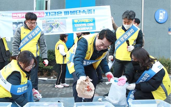 지난 3월 난향동주민센터에서 '파봉 캠페인' 중인 박준희 구청장 [관악구 제공. 재판매 및 DB 금지]