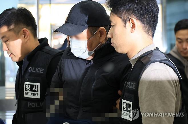 영장심사 출석하는 역삼 방화 피의자 (서울=연합뉴스) 최재구 기자 = 지난 20일 서울 강남구 역삼동 빌딩 두 곳에 불을 질러 20명 가까이 다치게 한 피의자 A씨가 22일 구속 전 피의자 심문에 참석하기 위해 서울 서초구 중앙지법으로 들어서고 있다. 2026.10.22 jjaeck9@yna.co.kr