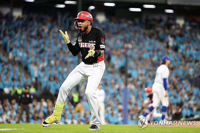 내가 카스트로 (대구=연합뉴스) 윤동진 기자 = 26일 대구 삼성라이온즈파크에서 열린 2026 KBO 포스트시즌 플레이오프 삼성 라이온즈 대 KIA 타이거즈 1차전. 3회 초 2사 1루 때 KIA 카스트로가 홈런을 친 후 기뻐하고 있다. 2026.10.26 mon@yna.co.kr