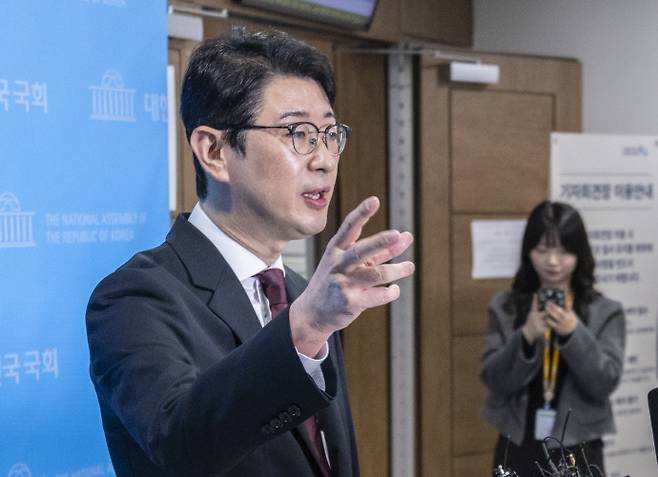 취재진 질문에 답하는 주진우 의원국민의힘 주진우 의원이 27일 국회 소통관에서 이재명 대통령과 가족의 태릉 CC 예약 관련 기자회견을 마친 뒤 취재진 질문에 답하고 있다./연합뉴스