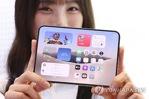 애플 첫 폴더블 '아이폰 듀오' 출시(서울=연합뉴스) 진연수 기자 = 애플의 첫 폴더블 스마트폰 '아이폰 듀오'가 국내에 공식 출시된 23일 서울 마포구 LG유플러스 홍대입구점에서 모델이 제품을 선보이고 있다. 2026.10.23 jin90@yna.co.kr