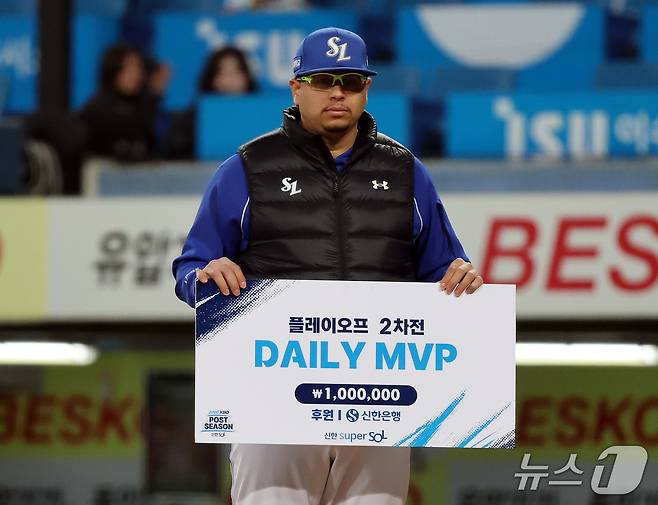 27일 오후 대구 삼성라이온즈파크에서 열린 프로야구 2026 신한 SOL KBO 포스트시즌 플레이오프 2차전 KIA 타이거즈와 삼성 라이온즈의 경기, 6.2이닝 5피안타 3탈삼진 2실점 호투로 승리투수가 된 삼성 후라도가 2차전 데일리 MVP에 선정된 후 기념 촬영을 하고 있다. 2026.10.27 ⓒ 뉴스1 김진환 기자