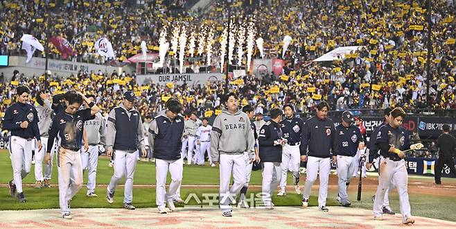 두산 선수들이 14일 서울 잠실구장에서 열린 LG와의 2026 KBO 포스트시즌 와일드카드 결정전 1차전 패배 후 관중에 인사를 하고 있다. 잠실 | 최승섭기자 thunder@sportsseoul.com