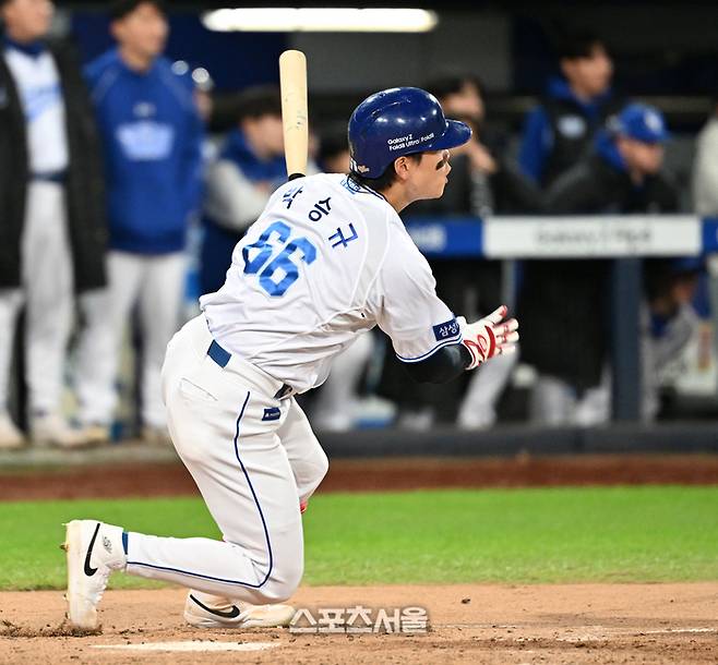 삼성 박승규가 27일 대구 삼성라이온즈파크에서 열린 KIA와의 2026 KBO 포스트시즌 플레이오프 2차전 3회말 2사2루 1타점 2루타를 치고 있다. 대구 | 최승섭기자 thunder@sportsseoul.com