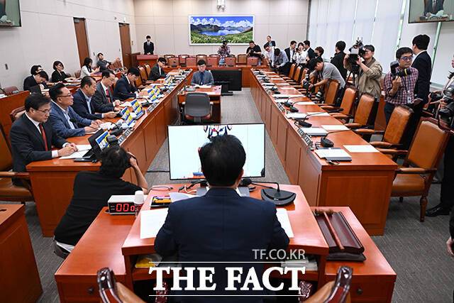 정청래 더불어민주당 의원의 미국 비자 발급 지연 문제를 둘러싸고 27일 국회 외교통일위원회 국정감사에서 여야 간 공방이 벌어졌다. 사진은 지난달 30일 국회에서 열린 외교통일위원회 전체회의 모습. /남용희 기자