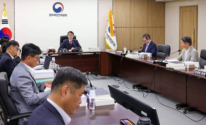 최원호 원자력안전위원회 위원장(가운데)이 27일 서울 종로구 원자력안전위원회 대회의실에서 열린 제2026-17회 원자력안전위원회 회의에서 위원들과 안건에 대해 논의하고 있다. 원안위 제공