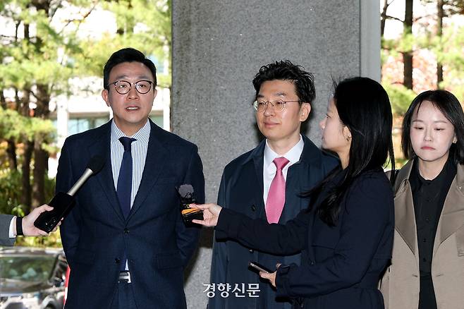 김건희 여사 변호인들이 27일 서울 서초구 대법원에서 김 여사의 추가 구속 영장 심문 출석 전 취재진에게 입장을 밝히고 있다. 문재원 기자