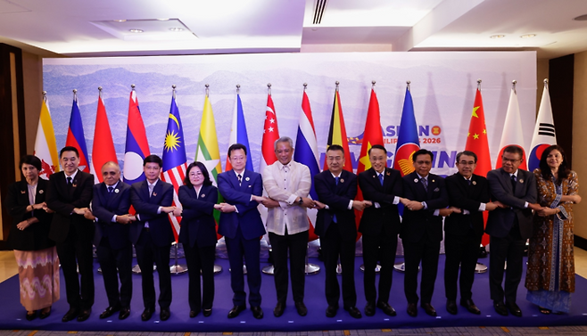 지난 10월 필리핀에서 열린 제16차 아세안(ASEAN·동남아시아국가연합) 초국가범죄 장관회의(AMMTC)+3 협의회에서 참석자들이 기념 촬영을 하고 있다. [EPA연합뉴스]