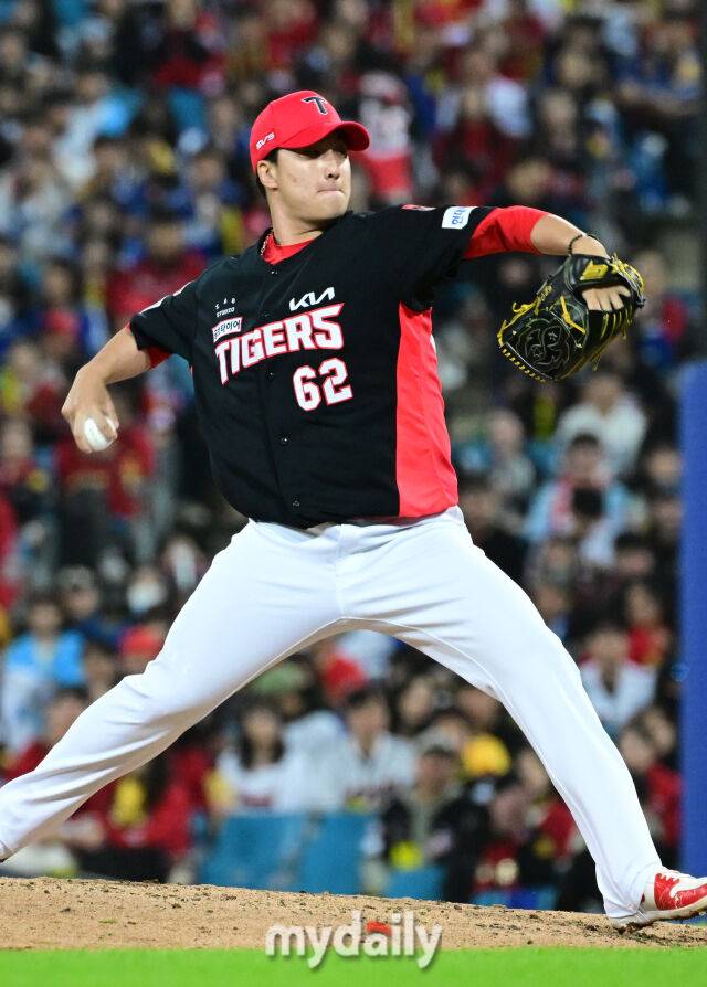 26일 오후 대구삼성라이온즈파크에서 진행된 '2026 신한 SOL KBO리그 포스트시즌' KIA 타이거즈와 삼성 라이온즈와의 플레이오프 1차전 경기. KIA 정해영이 5회말 구원 등판해 역투를 펼치고 있다./대구=곽경훈 기자
