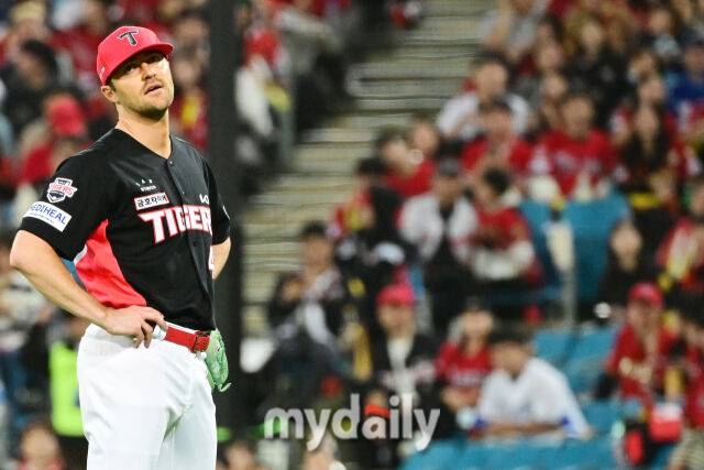 26일 오후 대구삼성라이온즈파크에서 진행된 '2026 신한 SOL KBO리그 포스트시즌' KIA 타이거즈와 삼성 라이온즈와의 플레이오프 1차전 경기. KIA 선발 네일이 5회말 헤드샷으로 퇴장을 당하고 있다./대구=곽경훈 기자