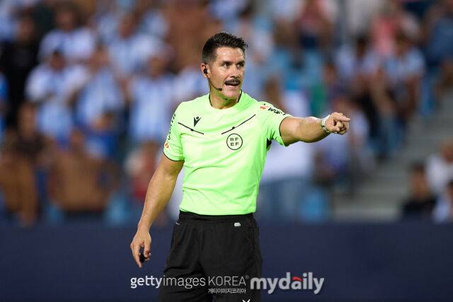 미겔 앙헬 오르티스 아리아스 주심이 2026년 8월 12일(현지시각) 스페인 말라가에서 열린 말라가 CF와 풀럼의 코스타 델 솔 트로피 프리시즌 친선 경기 도중 반응을 보이고 있다./게티이미지코리아