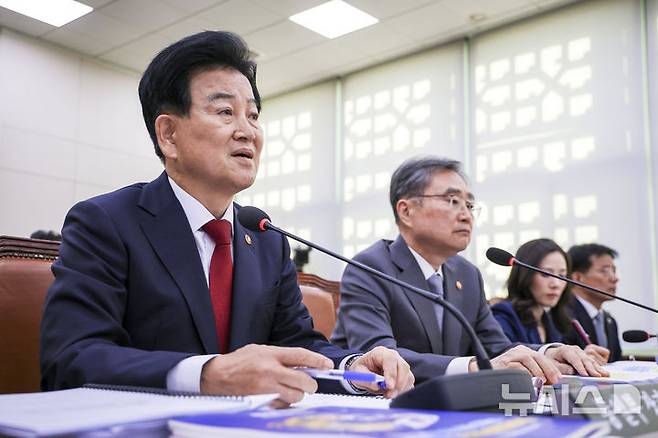 [서울=뉴시스] 정병혁 기자 = 정동영 통일부 장관이 27일 서울 여의도 국회에서 열린 외교통일위원회의 종합감사에서 질문에 답하고 있다. 2026.10.27. jhope@newsis.com
