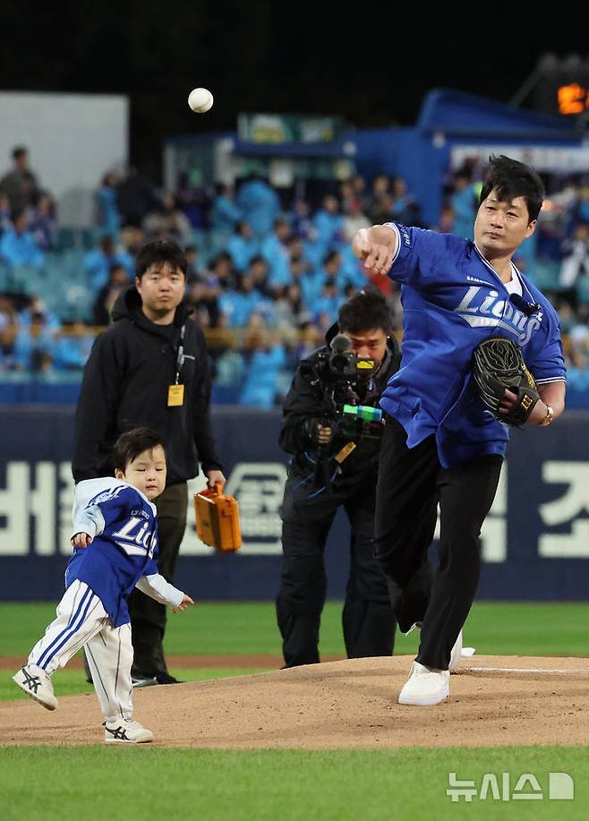 [대구=뉴시스] 이무열 기자 = 27일 대구 수성구 삼성라이온즈파크에서 열린 2026 신한 SOL KBO 포스트시즌 플레이오프 2차전 KIA 타이거즈와 삼성 라이온즈 경기 시작에 앞서 오승환이 시구를 하고 있다. 2026.10.27. lmy@newsis.com