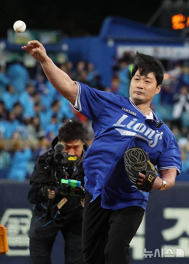 [대구=뉴시스] 이무열 기자 = 27일 대구 수성구 삼성라이온즈파크에서 열린 2026 신한 SOL KBO 포스트시즌 플레이오프 2차전 KIA 타이거즈와 삼성 라이온즈 경기 시작에 앞서 오승환이 시구를 하고 있다. 2026.10.27. lmy@newsis.com
