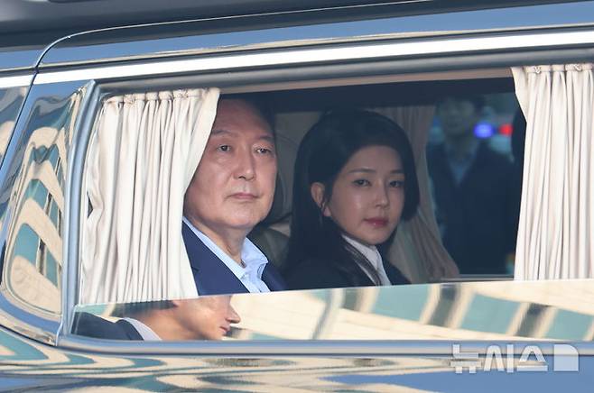 [서울=뉴시스] 황준선 기자 = 윤석열 전 대통령이 11일 오후 서울 용산구 한남동 관저를 나서며 지지자들에 인사하고 있다. 윤 전 대통령 오른쪽은 김건희 여사. (공동취재) 2025.04.11. photo@newsis.com