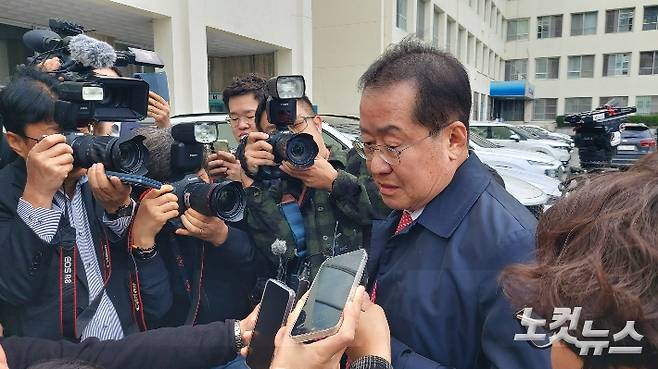 정치자금법 위반 혐의로 구속영장이 청구된 측근들의 변론을 위해 27일 대구지법에서 열린 영장실질심사에 참석한 홍준표 전 대구시장. 권소영 기자