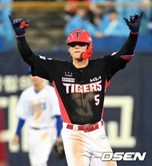 [OSEN=대구, 이대선 기자] 26일 대구삼성라이온즈파크에서 2026 신한 SOL KBO 플레이오프 1차전 삼성 라이온즈와 KIA 타이거즈의 경기가 열렸다.비로 하루 미뤄진 가을야구, 선발 맞대결에는 변화가 없다. 삼성은 크리스 페덱, KIA는 제임스 네일이 나섰다.8회초 무사에서 KIA 김도영이 중월 2루타를 치고 환호하고 있다. 2026.10.26 /sunday@osen.co.kr
