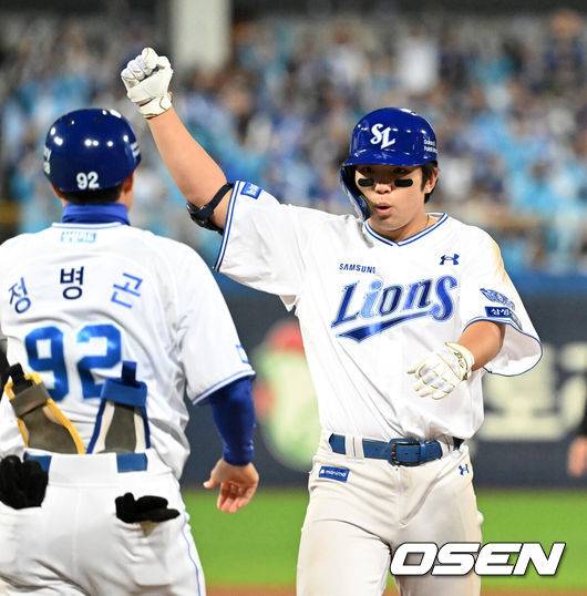 [OSEN=대구, 이대선 기자] 26일 대구삼성라이온즈파크에서 2026 신한 SOL KBO 플레이오프 1차전 삼성 라이온즈와 KIA 타이거즈의 경기가 열렸다.비로 하루 미뤄진 가을야구, 선발 맞대결에는 변화가 없다. 삼성은 크리스 페덱, KIA는 제임스 네일이 나섰다.5회초 2사 1루에서 삼성 김영웅이 좌전 적시타를 치고 환호하고 있다. 2026.10.26 /sunday@osen.co.kr