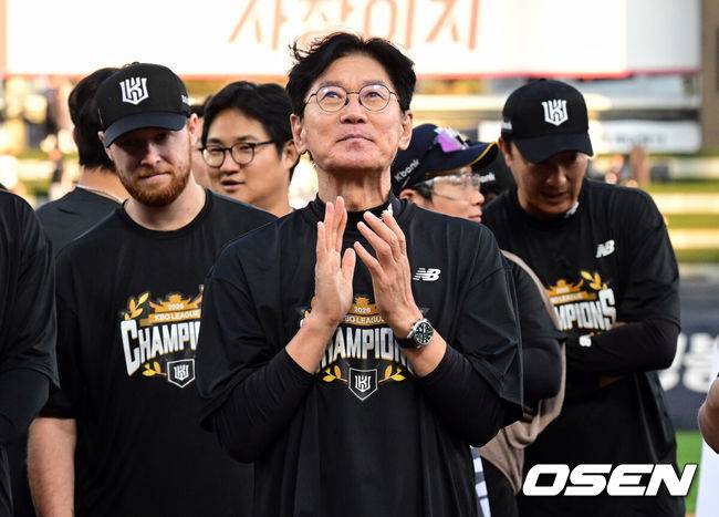 [OSEN=수원, 조은정 기자]2026 프로야구 정규시즌 우승팀은 KT 위즈다. 프로야구 KT 위즈는 5일 수원KT위즈파크에서 열린 2026 신한 SOL KBO리그 롯데 자이언츠와의 시즌 마지막 맞대결(16차전)에서 9-0으로 승리했다. KT 이강철 감독이 정규시즌 우승을 기뻐하고 있다. 2026.10.05 /cej@osen.co.kr