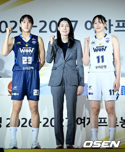 [OSEN=최규한 기자] 27일 오후 서울 청담동 리베라호텔에서 ‘KB스타뱅킹 2026-2027 여자프로농구’ 개막 미디어데이가 열렸다.2026-27시즌 여자프로농구는 오는 11월 1일 개막한다. 각 팀당 35경기씩 소화하는 대장정이 펼쳐진다.우리은행 전주원 감독과 주장 김단비, 강이슬이 포즈를 취하고 있다. 2026.10.27 / dreamer@osen.co.kr