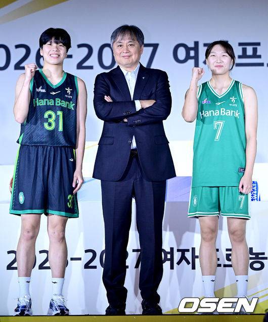 [OSEN=최규한 기자] 27일 오후 서울 청담동 리베라호텔에서 ‘KB스타뱅킹 2026-2027 여자프로농구’ 개막 미디어데이가 열렸다.2026-27시즌 여자프로농구는 오는 11월 1일 개막한다. 각 팀당 35경기씩 소화하는 대장정이 펼쳐진다.하나은행 이상범 감독과 주장 정예림, 진안이 포즈를 취하고 있다. 2026.10.27 / dreamer@osen.co.kr