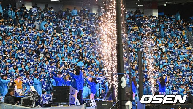 [OSEN=대구, 이석우 기자] 27일 대구삼성라이온즈파크에서 2026 신한 SOL KBO 플레이오프 2차전 삼성 라이온즈와 KIA 타이거즈의 경기가 열렸다. 홈팀 삼성은 후라도가, 방문팀 KIA는 올러가 선발 출전했다.삼성 라이온즈 팬들이 열띤 응원을 하고 있다. 2026.10.27 / foto0307@osen.co.kr