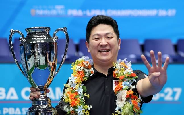 조건휘가 27일 경기도 고양시 '고양 킨텍스 PBA 스타디움'에서 열린 프로당구 2026-2027시즌 5차 투어 '지금 잘 사는 방법 zgm NH농협카드 PBA-LPBA 챔피언십' PBA 결승전에서 승리해 우승을 차지한 뒤 4회 우승을 기념하며 손가락 4개를 펼쳐들고 있다. /사진=PBA 투어 제공