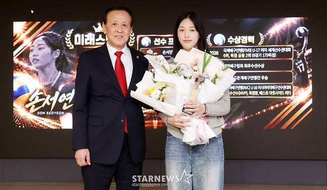 배구 손서연 선수가 26일 서울 중구 프레스센터에서 진행된 '2026 퓨처스 스타대상' 시상식에서 미래스타상을 수상한 뒤 오한남 대한민국배구협회 회장과 기념촬영을 하고 있다.  올해로 5회째를 맞는 '2026 퓨처스 스타대상(스타뉴스 주최·주관, 대한체육회, 국민체육진흥공단, 대한야구소프트볼협회, 대한민국농구협회, 대한배구협회, 한국스포츠레저주식회사 팔색미인 후원)'은  한국 스포츠 발전과 아마추어 체육 활성화에 기여하고자 종목별로 한 해 동안 가장 뛰어난 활약을 보인 고교 선수를  선정하고 잠재력이 돋보이는 유망주를 격려하기 위한 행사이다. /2026.10.26 /사진=김휘선 기자