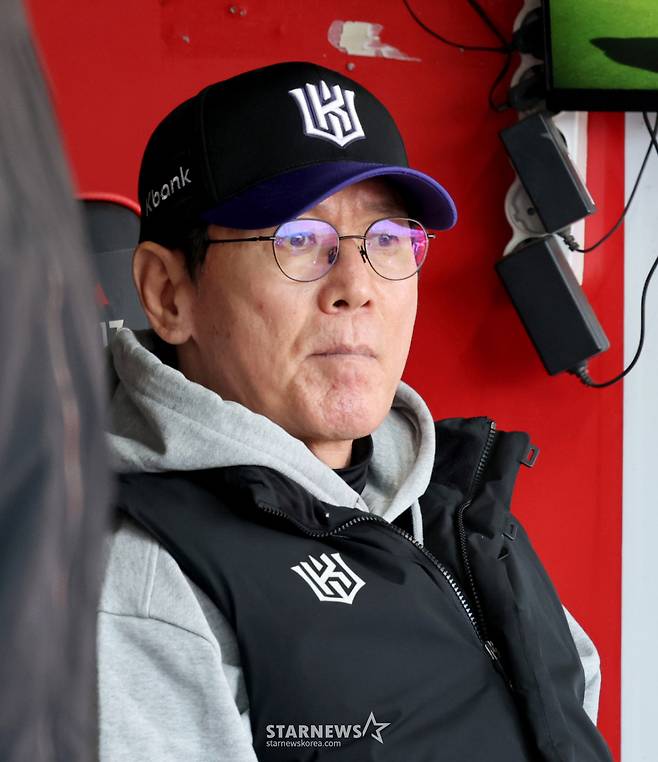 KT 이강철 감독이 27일 위즈파크에서 열린 KT위즈와 상무 연습경기에서 선수들을 살펴보고 있다. 정규리그1위로 한국시리즈에 직행한 KT는 삼성과 기아 준플레이오프 승자와 한국시리즈 한판승부를 펼치게 된다. 2026.10.27. /사진=강영조 선임기자