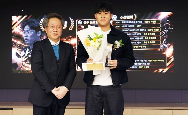 한준희(왼쪽) 쿠팡플레이 해설위원과 안주완. /사진=김휘선 기자