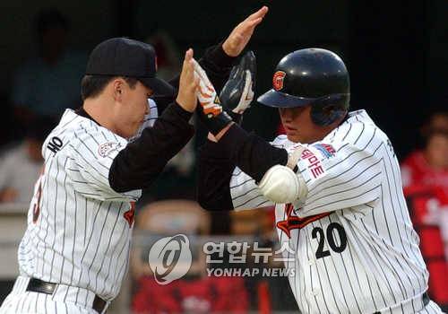 롯데 코치 시절 최준석과 하이 파이브 하는 이동욱 감독 [연합뉴스 자료사진]
