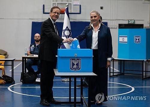 투표하는 이츠하크 헤르조그 이스라엘 대통령  [로이터 연합뉴스. 재판매 및 DB 금지]