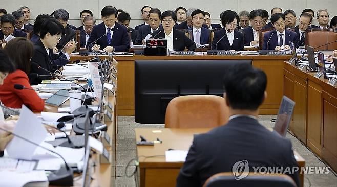 국회 보건복지위 종합 국정감사 (서울=연합뉴스) 이동해 기자 = 정은경 보건복지부 장관이 27일 국회 보건복지위원회에서 열린 2026년도 종합 국정감사에 출석해 질의에 답하고 있다. 2026.10.27 eastsea@yna.co.kr