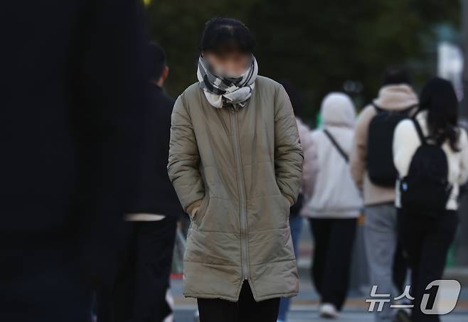 수도권을 제외한 전국 대부분 지역에 한파 특보가 내려진 28일 오전 서울 종로구 세종대로 사거리에서 시민들이 몸을 움츠린채 발걸음을 옮기고 있다. 2026.10.28 ⓒ 뉴스1 김민지 기자