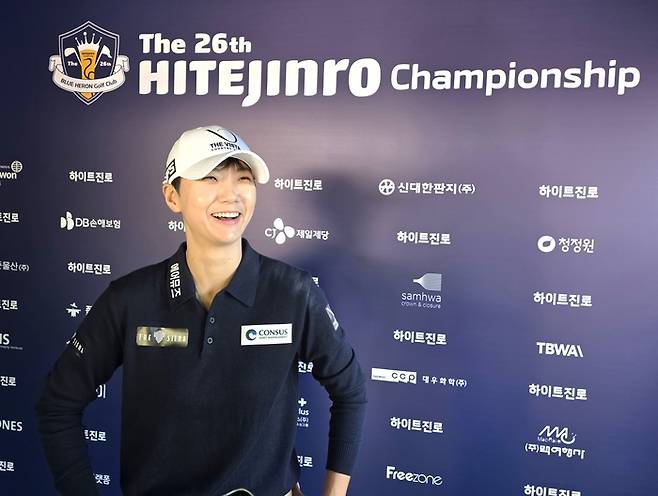 박성현이 2일 블루헤런GC에서 열린 KLPGA투어 하이트진로 챔피언십 컷오프 통과 후 향후 계획을 말하다 환하게 웃고 있다. 사진 | KLPGA