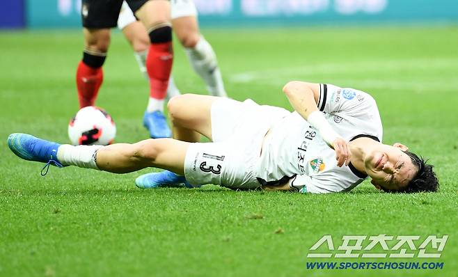 K리그1 FC서울과 강원FC의 경기가 24일 서울월드컵경기장에서 열렸다. 서울 손정범 거친 태클에 강원 이기혁이 통증을 호소하고 있다. 상암=박재만 기자pjm@sportschosun.com/2026.10.24/