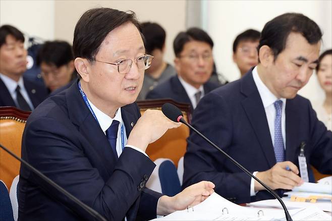 이찬진 금융감독원장이 28일 은행지주 이사회 의장들과 간담회를 열고 자회사 CEO 선임 절차의 투명성 확보와 이사회의 경영진 견제 기능 강화를 당부했다.ⓒ데일리안 홍금표 기자