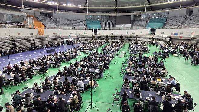이태한 선거관리위원회 특별검사팀이 28일 서울 송파구 올림픽공원 핸드볼경기장에서 6·3 지방선거 당시 투표용지에 대한 임의검증 절차를 밟았다. 이날 오전 경기장 검증 현장. 사진=최은솔 기자