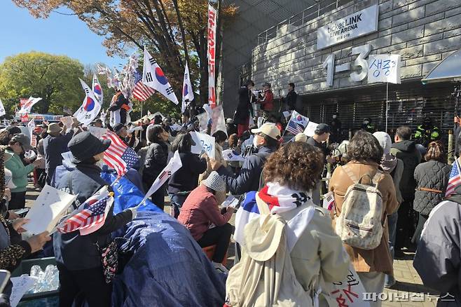 이태한 선거관리위원회 특별검사팀의 6·3 지방선거 투표지 공개 검증이 진행된 28일 오후 서울 송파구 올림픽공원 핸드볼경기장 1-3 출입문 인근에 모인 시위 참가자들이 "생중계" 등 구호를 외치고 있다. 사진=박성현 기자