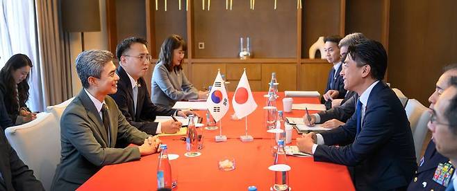 28일 오후(현지시간) 강신철 국방부장관이 제13차 아세안 확대 국방장관회의(ADMM-Plus) 참가를 계기로 고이즈미 신지로 일본 방위대신과 국방장관회담을 가지고 있다. 국방부 제공