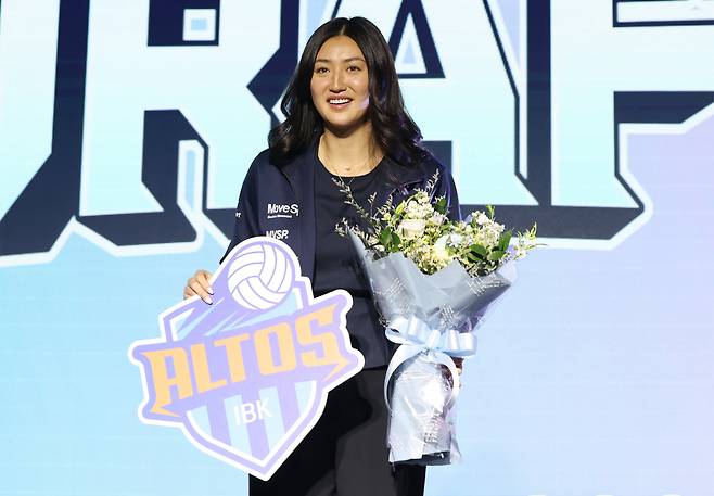 재미교포 오드리 박(24·한국명 박혜린)이 28일 서울 강서구 메이필드호텔에서 열린 2026~27 한국배구연맹(KOVO) 여자 신인 선수 드래프트에서 전체 1순위로 IBK기업은행에 지명됐다.&nbsp;<yonhap photo-4932=""> IBK, 여자배구 신인 드래프트 1순위 행운…교포 오드리 박 지명 (서울=연합뉴스) 이지은 기자 = 28일 서울 강서구 메이필드호텔에서 열린 2026~27 KOVO 여자 신인선수 드래프트에서 IBK기업은행에 1라운드 1순위로 지명된 오드리 박(한국명 박혜린)이 기념촬영을 하고 있다. 2026.10.28jieunlee@yna.co.kr/2026-10-28 11:45:57/<저작권자 ⓒ 1980~2026 ㈜연합뉴스. 무단 전재 재배포 금지, AI 학습 및 활용 금지></yonhap>